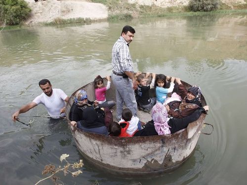  قوارب خشبية وأدوات بدائية.. بالصور. رحلة الهروب الشاقة للجرحى والأطفال والنساء لتركيا عبر نهر العاصي  09RfS