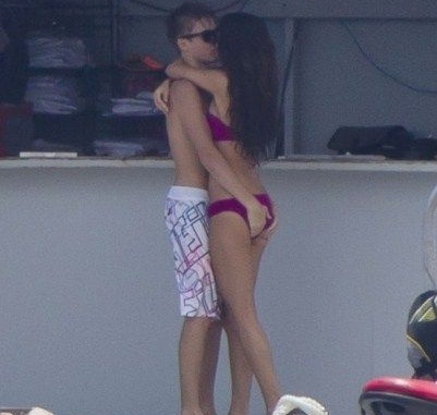 Justin Bieber le gamin chaud avec Selena Gomez la pédophile ... 0LtDJ