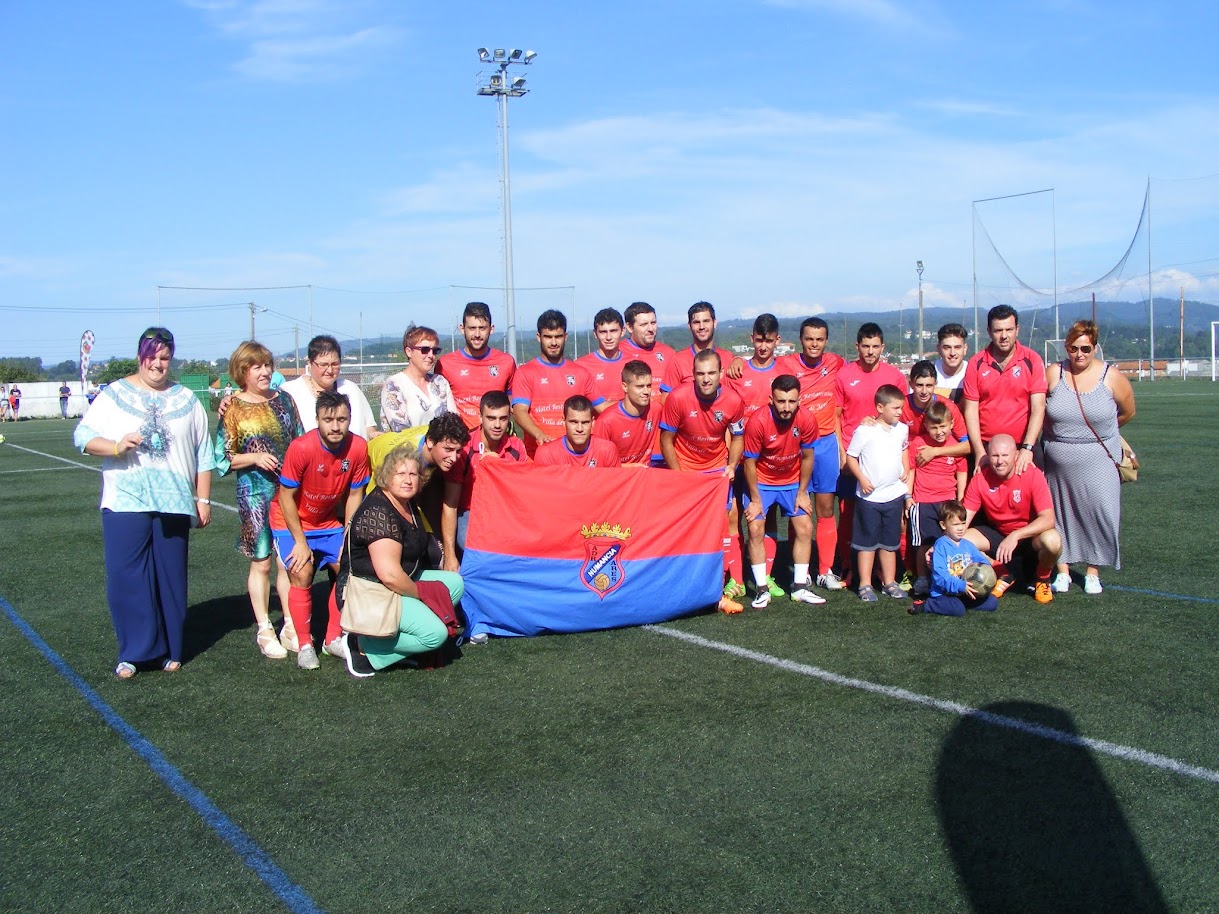 ADR Numancia de Ares. Aficionados 2016-2017. Numancia, 1 - Perlío, 2. Entrega de la bandera con escudo bordado por parte de las Aficionadas Numantinas a los capitanes del primer equipo.