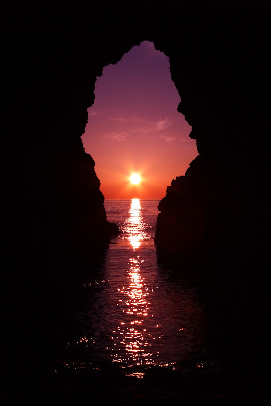 鬼の足跡の穴の中へ差し込む夕日３