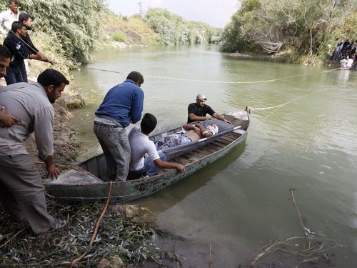  قوارب خشبية وأدوات بدائية.. بالصور. رحلة الهروب الشاقة للجرحى والأطفال والنساء لتركيا عبر نهر العاصي  BknwN