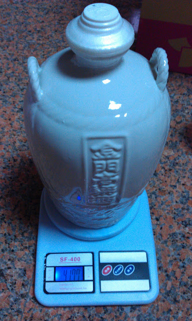 秤重，這甕東湧大麯空重1483含酒重4177，實裝2694g