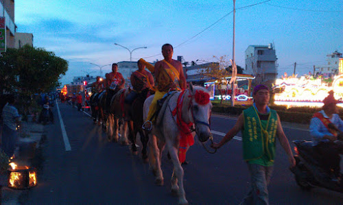 五府千歲乩身騎馬