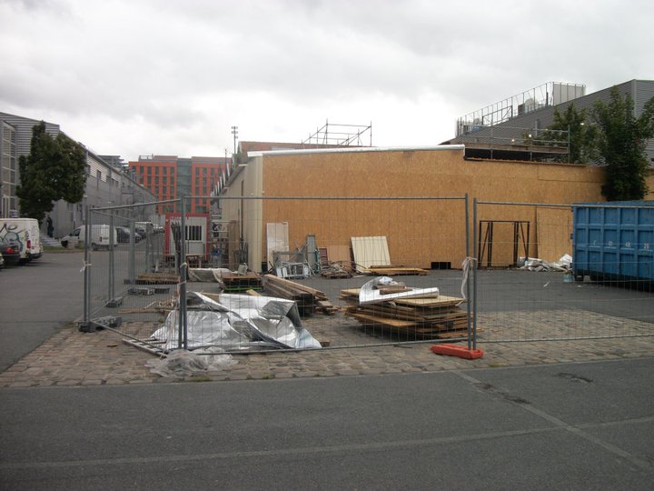 De nouvelles photos de l'extérieur de la maison des secrets en construction ! (20/06/11, Secret  Story 5) ELaVU