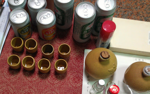 完工休息，留些許餘酒做測試，附上台酒最新芒果、鳳梨啤酒當飲料