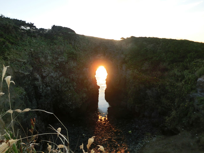 鬼の足跡の穴の中へ差し込む夕日２