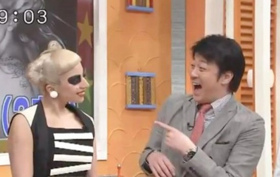Lady Gaga : La boulette !!! Elle se tape la honte au Japon habillé en Panda... animal chinois ! TKWyU