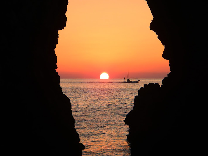 鬼の足跡へ沈む夕日