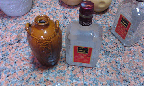 倒完中甕倒小甕，小甕裝的酒是反覆冰凍又再解凍過的東湧大麴，再加上...