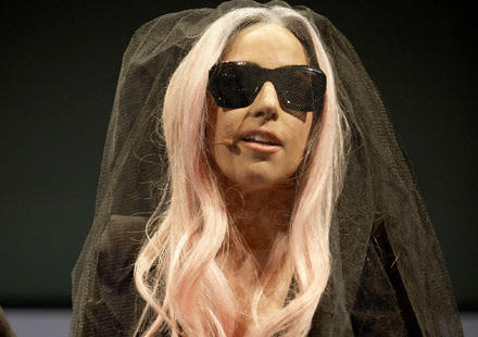 Lady Gaga va sortir un parfum à l'odeur de son sang et de ... sperme ! XEAjq