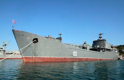  إرغام سفينة شحن تنقل مروحيات روسية إلى سوريا على التوقف بعد إلغاء تأمينها ... الثلاثاء 19-6-2012 I7GCy