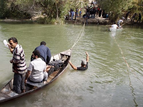  قوارب خشبية وأدوات بدائية.. بالصور. رحلة الهروب الشاقة للجرحى والأطفال والنساء لتركيا عبر نهر العاصي  Il0vw