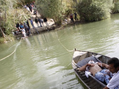  قوارب خشبية وأدوات بدائية.. بالصور. رحلة الهروب الشاقة للجرحى والأطفال والنساء لتركيا عبر نهر العاصي  Q78g8