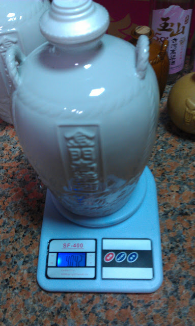 官田鄉酒玉山58台灣高梁，怎會比較輕呢？ 其實不然，這空甕是老高兄相贈的3L高梁甕，是2011年產品，空重1324g (較拿來裝東湧的2007年3L空甕1483g輕了將近 160g，可見得...)；含酒重4042，實裝2718g，比東湧3L裝2694g略重，此因東湧60%鄉酒58%，東湧酒精度高而密度低
