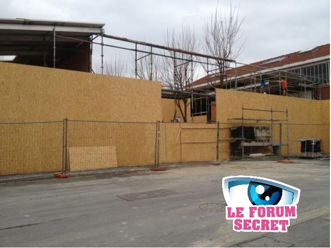 Les nouvelles photos de la Maison des Secrets en construction laissent apparaître un "jardin"... tout petit ! Secret Story 7 au 11 avril 2013 TZJ6s