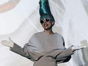 Quand Lady Gaga reçoit une attaque d'oeufs lors d'un concert à Sydney... X8Ojv
