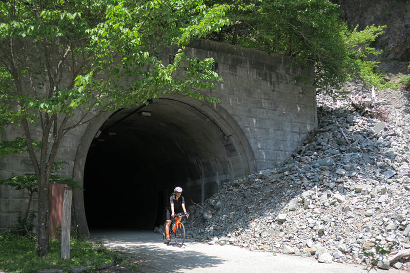 犬越路 無くなった石碑 幅員5 5m未満をゆく