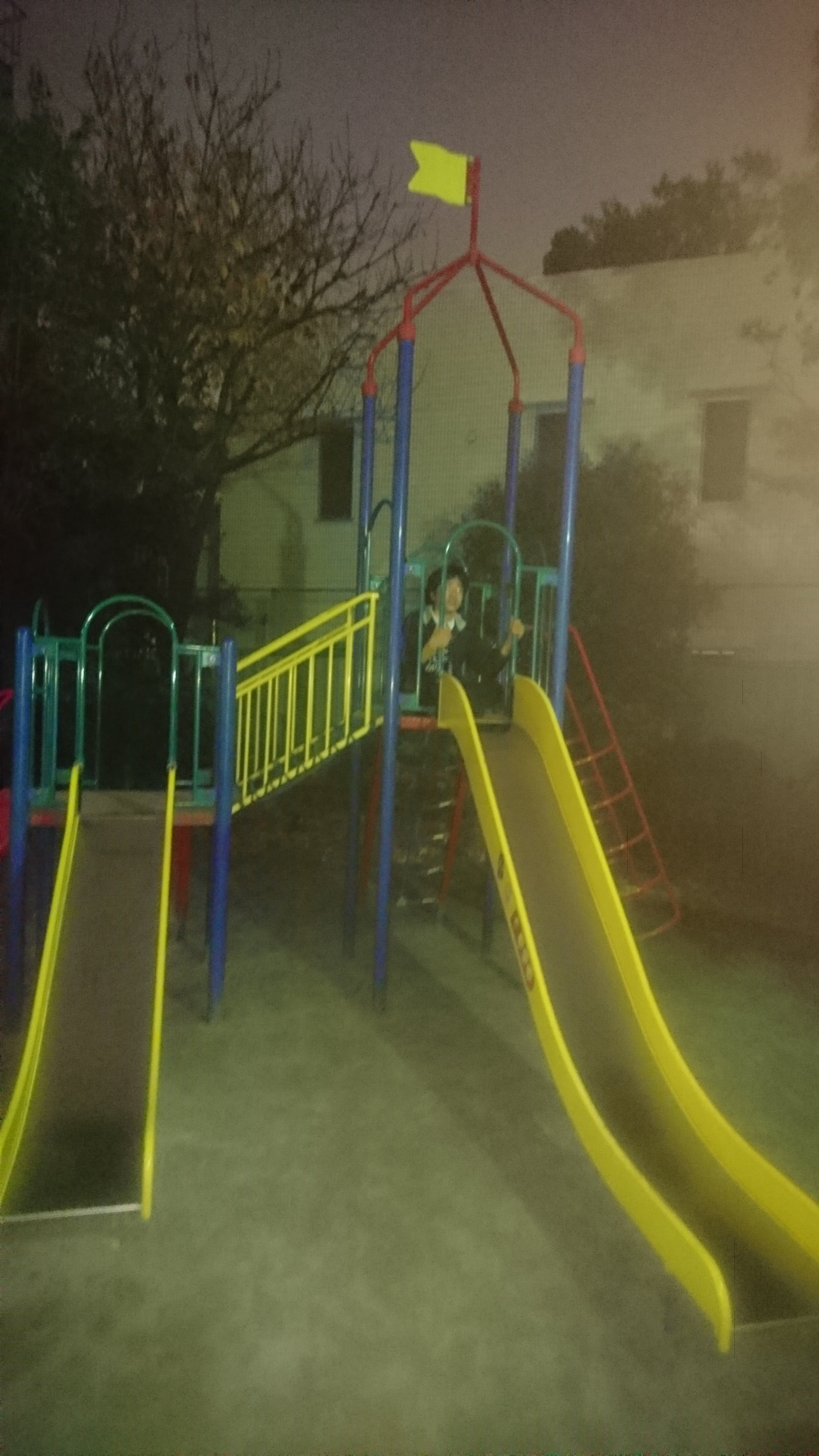 夜の児童遊園の幻想。