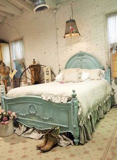 Vintage and Rustic Shabby Chic Bedroom Ideas | http://diyready.com/diy-shabby-chic-decor/