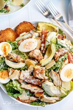 H??hnchen und Avocado Caesars Salat mit Ei.