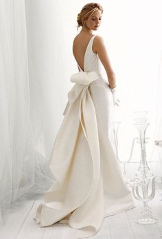 Stunning one-of-a-kind dress with an effortlessly draped, architectural bow???