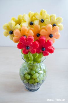 With this being Teacher Appreciation week, as always I was stumped as to what to get for the teachers. I really like gift cards generally but sometimes I feel like it feels like a last-minute gift. So I wanted to show my thanks to our preschool teachers by making them an edible flower arrangement. You???