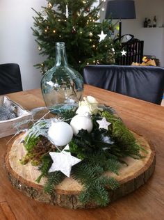 Mooi, modern en landelijk kerststuk! Gemaakt op een boomstamschijf.