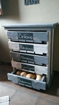 VeggieFruit Storage Rack | Pallet Projects for Homesteaders | Pallet Projects for Homesteaders | Creative Home Decor Ideas On A Budget