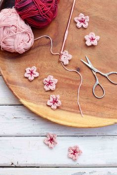 This free crochet flower pattern makes perfect little cherry blossoms, but can be customized to make a variety of flowers for home decor, headbands or even accents for other crocheted pieces. | <a href="http://MakeAndDoCrew.com" rel="nofollow" target="_blank">MakeAndDoCrew.com</a>