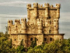 CASTLES OF SPAIN - El castillo de Guadamur, Toledo, se construy?? en varias???