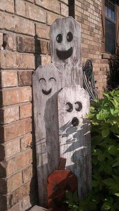20 Halloween Decorations Crafted from Reclaimed Wood