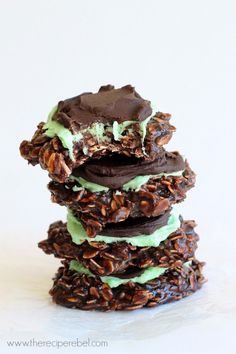 Fudgy Mint Chocolate No-Bake Cookies -- <a href="http://www.thereciperebel.com" rel="nofollow" target="_blank">www.thereciperebe...</a>