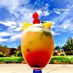 Hawaiian Pie Cocktail - For more delicious recipes and drinks, visit us here: <a href="http://www.tipsybartender.com" rel="nofollow" target="_blank">www.tipsybartende...</a>