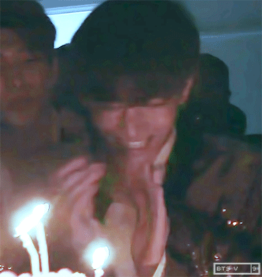 Cười rạng rỡ khi các thành viên gửi lời chúc mừng sinh nhật mình ^ㅁ^