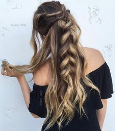 Long hairstyles are fun to flaunt, partly because there are just so many more options when your hair is beyond shoulder length. Whether you want to experiment w