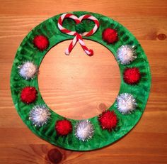 Christmas Wreath Craft - Paper Plate Craft - Preschool Craft - the bow is a pipe cleaner