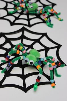 Halloween kids&#39; craft: fuzzy pipe cleaner spiders