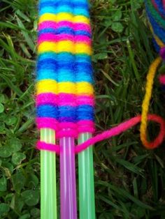 straw weaving. COOL!!! http://homeedgroups.blogspot.com/2009/04/drinking-straw-weaving.html