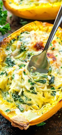 Aiming to eat more veggies? This Cheesy Garlic Parmesan Spinach Spaghetti Squash???