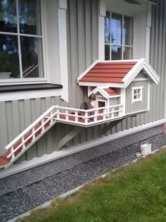 Isn't this cute their own cat house entry with feature ramp. #cathousesandshelters