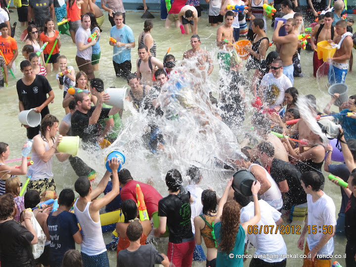 מלחמת מים בכיכר רבין 2012