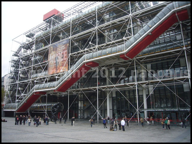 街角のオブジェ Adel Abdessemed ポンピドゥーセンターcentre Pompidou Paris フランス落書き帳