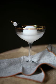 Enjoy this cocktail as a nightcap while stargazing with loved ones this full moon! Get the full recipe for the Full Moon Martini on <a href="http://Jojotastic.com" rel="nofollow" target="_blank">Jojotastic.com</a>