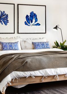 Love the large blue prints on the back wall and the matching pillows. Sometimes less colours is more - try to stick to a selection of colours when design your bedroom. To get the look <a href="http://www.designhunter.net/natural-textures-indigo-blue-cottlesloe/" rel="nofollow" target="_blank">www.designhunter....</a>