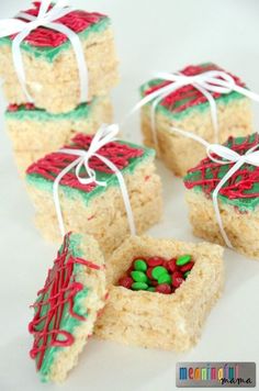 Rice Krispies Treats Presents with a Surprise <a class="pintag searchlink" data-query="%23ad" data-type="hashtag" href="/search/?q=%23ad&rs=hashtag" rel="nofollow" title="#ad search Pinterest">#ad</a> - I'd love to use this Christmas idea for the table place settings!