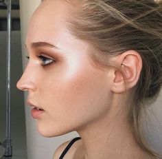 Love this bronzy look! Use a multi-stick like Solar from Vapour Organic Beauty and use it on cheeks and eyes for an easy simple makeup look! Perfect for summer late afternoons and evening