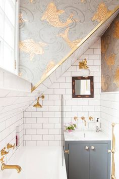 Of course it&#39;s easy to create a gorgeous bathroom when you have a ton of room, but working with a smaller space can be a bit of a challenge. If you&#39;re remodeling a smaller bathroom and feel a bit hemmed in, then take a look at these blah tiny bathrooms that still manage to pack in plenty of style.