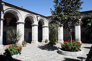 AREQUIPA: LA CIUDAD BLANCA - PERÚ CON ADITIVOS: IGUAZÚ E ISLA DE PASCUA (4)