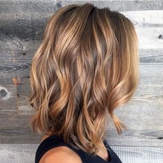 We love this wavy lob paired with bronze blonde and light brunette balayage and babylights by Lynsey Good at Matthew Michael&#39;s Portfolio salon.