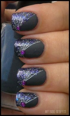Halloween nail art - Glistening spider web @Maria Canavello Mrasek Canavello???